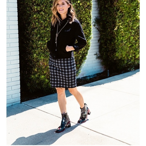 LulaRoe Cassie Pencil Skirt Stretchy High Wide Waist  Adjustable Sizes  S-M 6-8 - Picture 5 of 8